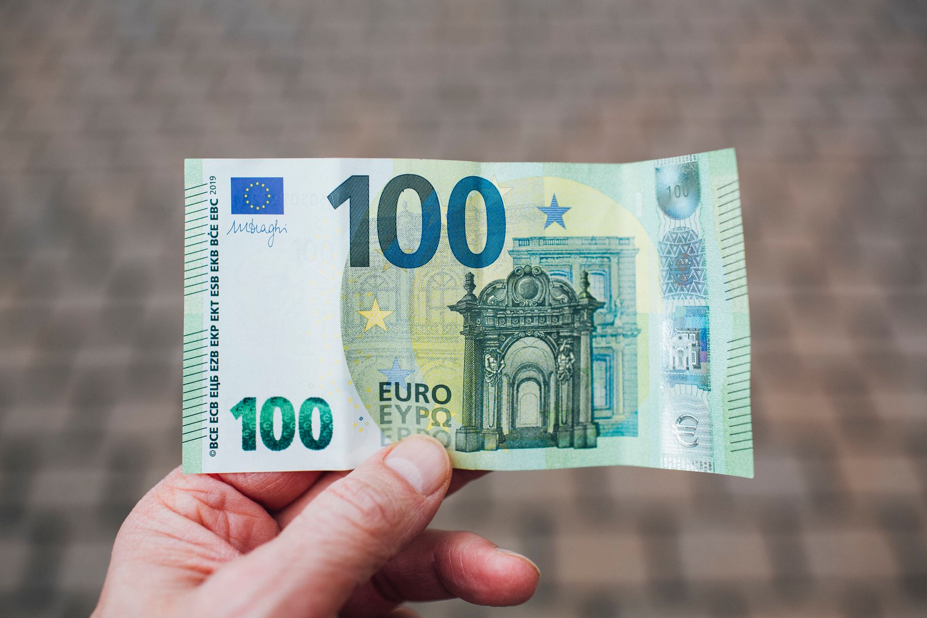 Vous roulez beaucoup ? Voici comment obtenir l'aide de 100 euros pour vos frais de carburant !
