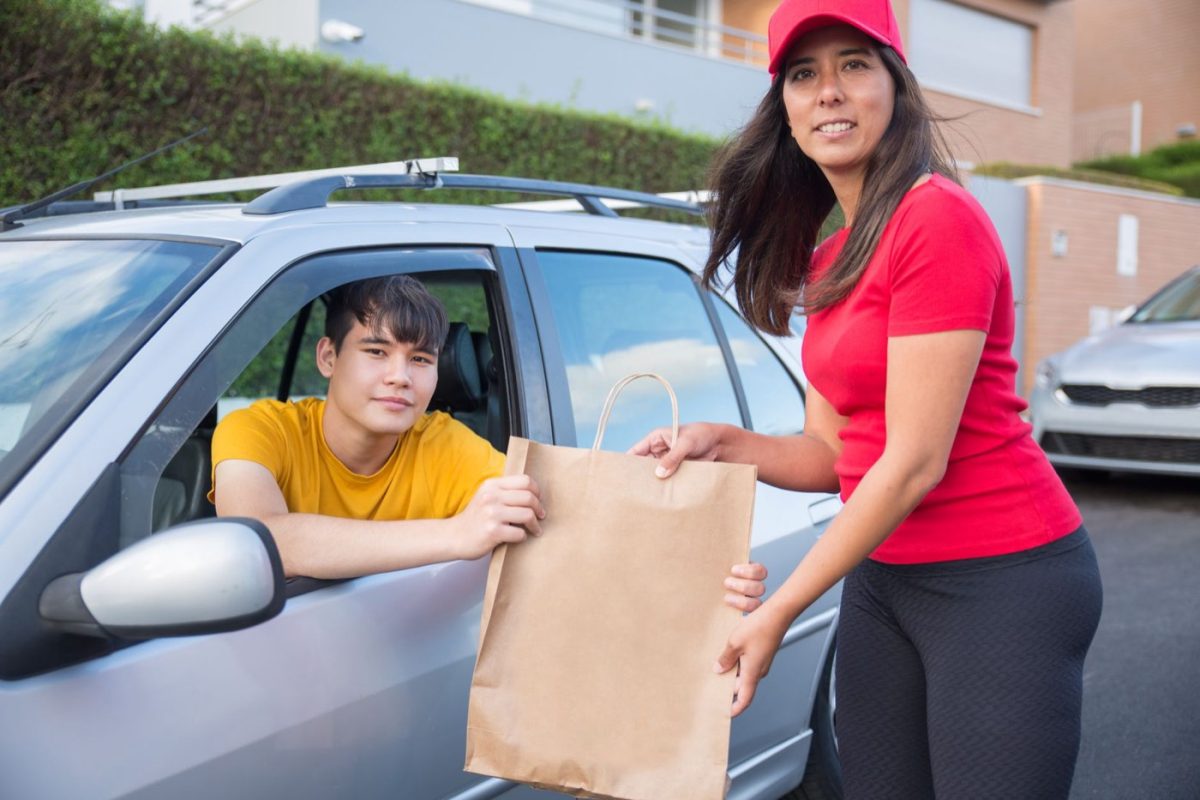 Deliveroo vs Uber Eats pour la livraison de quartier
